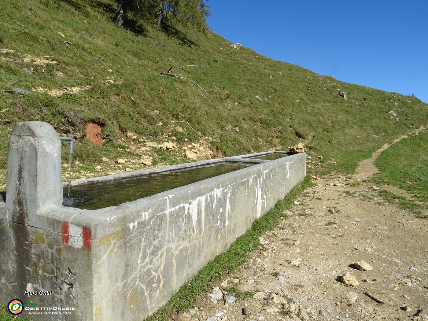 46 Fontana con acqua sorgiva per abbeveratoio mandrie.JPG